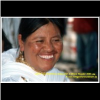 12679 110 Marktfrau Indiomarkt in Otaval Ecuador 2006.jpg